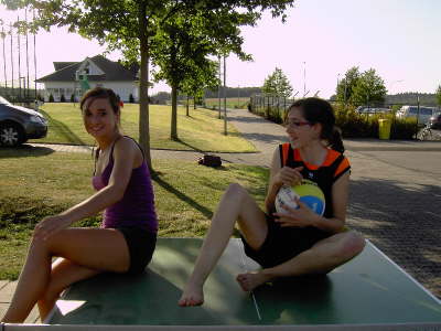 CatherinaundCatarinaaufderTischtennisplatte